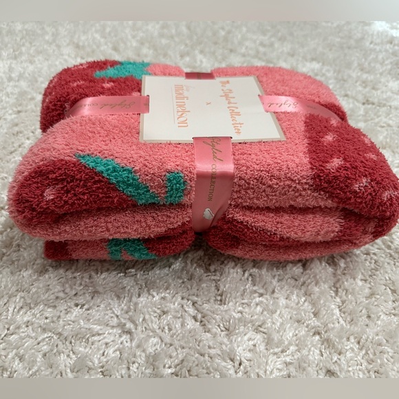 Madi Nelson limited edition The Styled Collection Strawberry print blanket 🍓 ✨ - Picture 2 of 4
